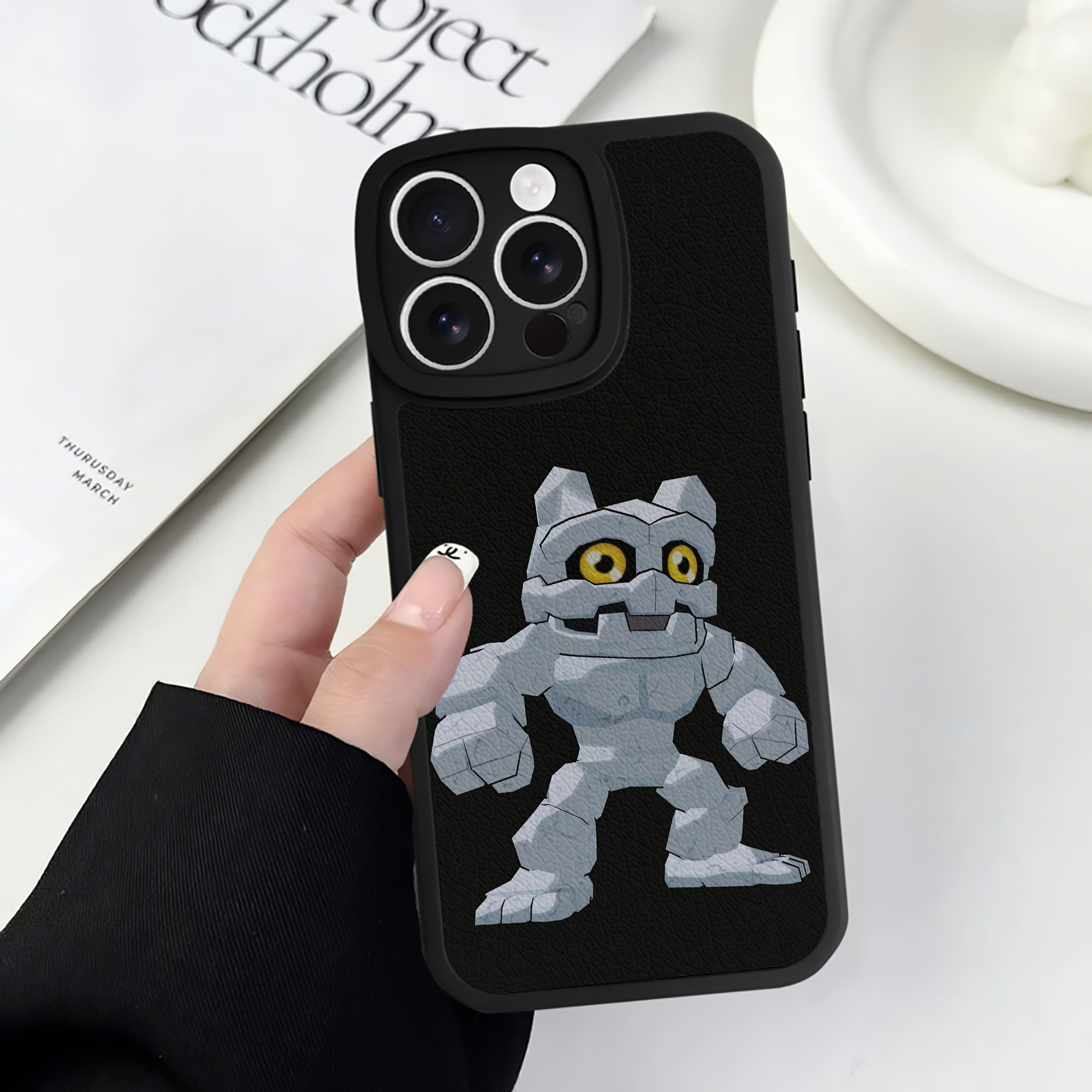 （画像用） Digimon デジタルモンスター/デジモン 【iPhone 16シリーズ対応】シリコンスマホケース（レザー調） 材質：シリコン